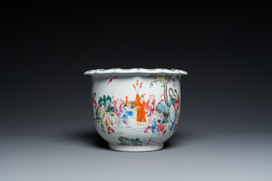 Une jardini&egrave;re sur support et un vase en porcelaine de Chine famille rose, marque de Hongxian et de Qianlong, R&eacute;publique