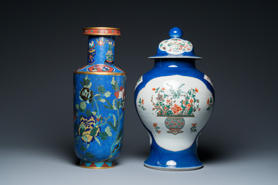 Een Chinese famille verte dekselvaas met poederblauwe fondkleur en een cloisonn&eacute; rouleau vaas, 19e eeuw