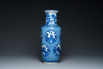 Vase de forme rouleau en porcelaine de Chine en bleu et blanc &agrave; d&eacute;cor d'immortels, marque de Kangxi, 19&egrave;me