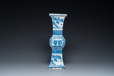 Vase de forme 'gu' carr&eacute; en porcelaine de Chine en bleu et blanc, 19&egrave;me