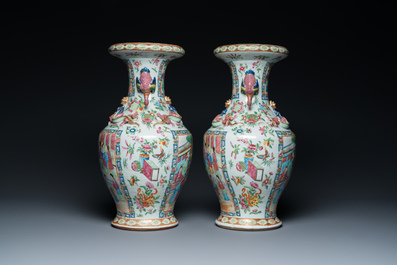 Paire de vases en porcelaine de Chine famille rose de Canton aux anses en forme de canards, 19&egrave;me