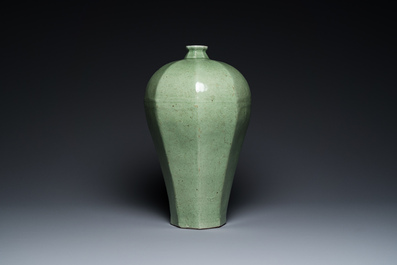 Een grote Chinese celadon-geglazuurde octagonale 'meiping' vaas, 18/19e eeuw