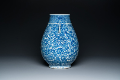 Een Chinese blauw-witte 'hu' vaas met lotusslingers, Qianlong merk, 19e eeuw