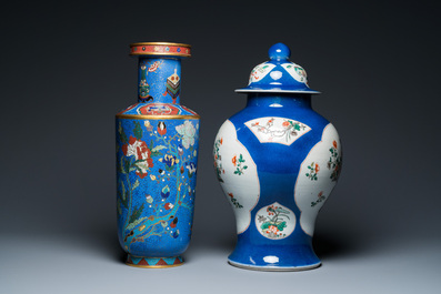 Un vase couvert en porcelaine de Chine famille verte et un vase de forme rouleau en &eacute;maux cloisonn&eacute;s, 19&egrave;me