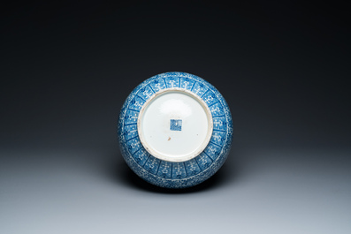 Vase de forme 'hu' en porcelaine de Chine en bleu et blanc aux rinceaux de lotus, marque de Qianlong, 19&egrave;me