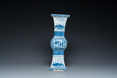 Vase de forme 'gu' carr&eacute; en porcelaine de Chine en bleu et blanc, 19&egrave;me