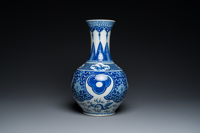 Vase de forme bouteille en porcelaine de Chine en bleu et blanc, 19&egrave;me