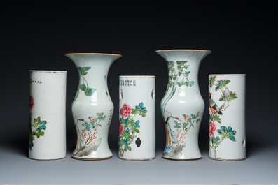 Trois porte-chapeaux et une paire de vases de forme 'gu' en porcelaine de Chine qianjiang cai, 19/20&egrave;me