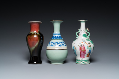 Un vase en porcelaine de Chine famille rose, un &agrave; &eacute;mail flamb&eacute; et un en bleu et blanc au fond c&eacute;ladon, 19/20&egrave;me