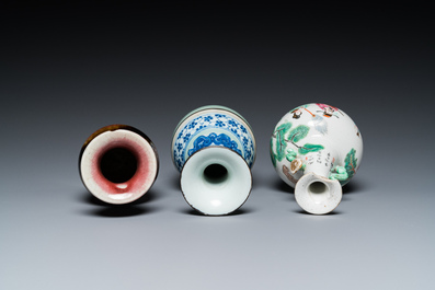 Un vase en porcelaine de Chine famille rose, un &agrave; &eacute;mail flamb&eacute; et un en bleu et blanc au fond c&eacute;ladon, 19/20&egrave;me