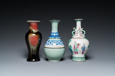 Un vase en porcelaine de Chine famille rose, un &agrave; &eacute;mail flamb&eacute; et un en bleu et blanc au fond c&eacute;ladon, 19/20&egrave;me