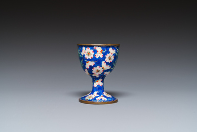 A Chinese Canton enamel egg cup, Qianlong/Jiaqing