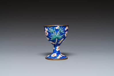 A Chinese Canton enamel egg cup, Qianlong/Jiaqing