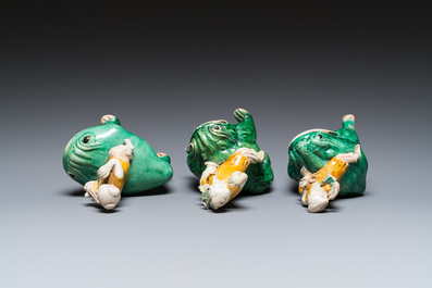 Trois sculptures de Liu Hai sur le crapaud en biscuit &eacute;maill&eacute; vert, Chine, Kangxi