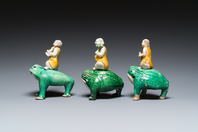 Trois sculptures de Liu Hai sur le crapaud en biscuit &eacute;maill&eacute; vert, Chine, Kangxi