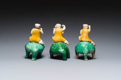 Trois sculptures de Liu Hai sur le crapaud en biscuit &eacute;maill&eacute; vert, Chine, Kangxi