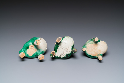 Trois sculptures de Liu Hai sur le crapaud en biscuit &eacute;maill&eacute; vert, Chine, Kangxi