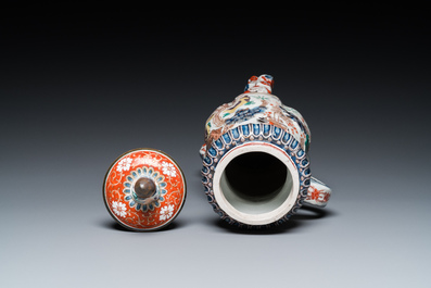 Fontaine tripode en porcelaine Imari de Japon &agrave; d&eacute;cor moul&eacute;, Edo, 17/18&egrave;me