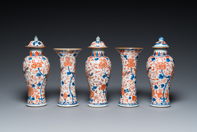 Garniture de cinq vases en porcelaine de Chine de style Imari &agrave; d&eacute;cor de ph&eacute;nix, Kangxi/Yongzheng