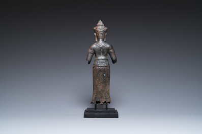 Een bronzen Khmer sculptuur van de godin Uma, Cambodja, 10/11e eeuw