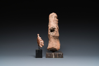 Une sculpture romaine du dieu B&egrave;s en terre cuite et une t&ecirc;te d'homme grotesque, ca. 1er si&egrave;cle