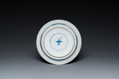 Assiette en porcelaine de Chine en bleu et blanc &agrave; d&eacute;cor de deux ph&eacute;nix et un immortel, Kangxi/Yongzheng