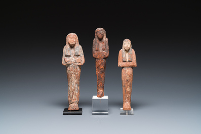 Drie Egyptische houten oushabti met polychromie, Nieuwe Rijk
