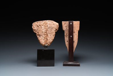 Een Egyptisch houten dodenmasker en een zandstenen hoofd, Late Tijd en Sa&iuml;tische periode
