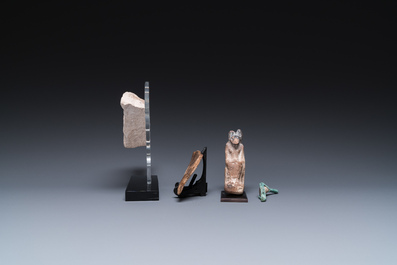 Een sculptuur van Anubis in kalksteen, twee sarcofaagfragmenten en een fragment van een reli&euml;f, Late Tijd