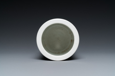Un pot &agrave; pinceaux et un plat en porcelaine de Chine famille rose et une paire de pots couverts en bleu et blanc, 19/20&egrave;me