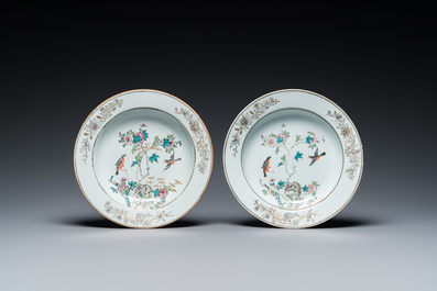 Paire de plats en porcelaine de Chine famille rose &agrave; d&eacute;cor de pies et de pivoines, Yongzheng/Qianlong