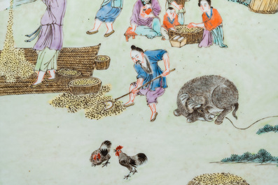 Plaque en porcelaine de Chine famille rose &agrave; d&eacute;cor de la production de riz, 19&egrave;me
