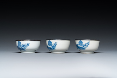 Une coupe et trois bols en porcelaine de Chine 'Bleu de Hue' pour le Vietnam, marque de Noi Phu, 19&egrave;me