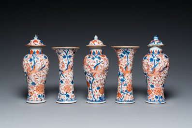 Garniture de cinq vases en porcelaine de Chine de style Imari &agrave; d&eacute;cor de ph&eacute;nix, Kangxi/Yongzheng