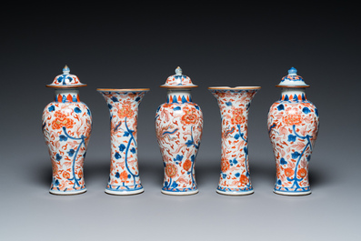 Een Chinees Imari-stijl kaststel van vijf vazen met feniksen, Kangxi/Yongzheng