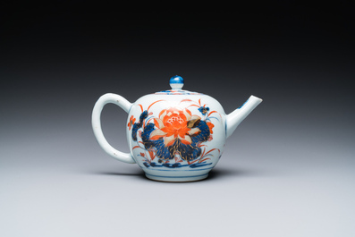 Onze assiettes en porcelaine de Chine famille rose et de style Imari et une th&eacute;i&egrave;re couverte, Kangxi/Qianlong