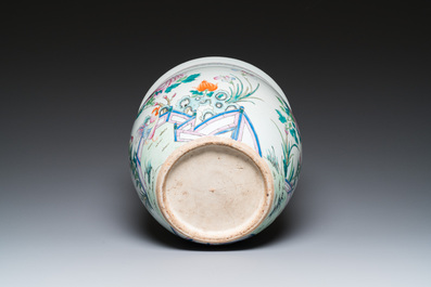 Une paire de vases couverts et une jardini&egrave;re en porcelaine de Chine famille rose, 19/20&egrave;me