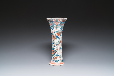 A ribbed Dutch Delft cashmere palette beaker vase, 1st quarter 18th C.