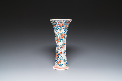 Vase de forme cornet en fa&iuml;ence de Delft en palette cachemire, 1er quart du 18&egrave;me