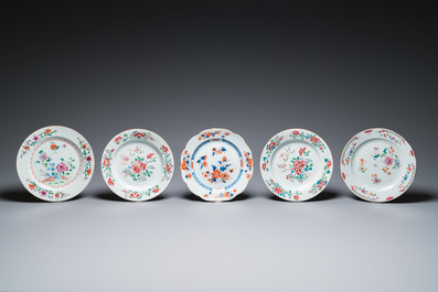 Onze assiettes en porcelaine de Chine famille rose et de style Imari et une th&eacute;i&egrave;re couverte, Kangxi/Qianlong