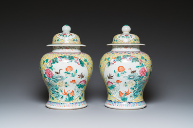 Une paire de vases couverts et une jardini&egrave;re en porcelaine de Chine famille rose, 19/20&egrave;me