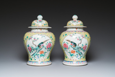 Une paire de vases couverts et une jardini&egrave;re en porcelaine de Chine famille rose, 19/20&egrave;me