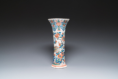 Vase de forme cornet en fa&iuml;ence de Delft en palette cachemire, 1er quart du 18&egrave;me