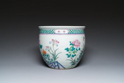 Une paire de vases couverts et une jardini&egrave;re en porcelaine de Chine famille rose, 19/20&egrave;me