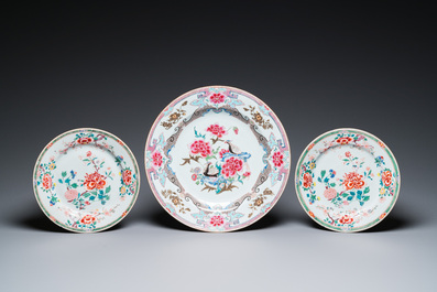 Un plat et une paire d'assiettes en porcelaine de Chine famille rose, Yongzheng