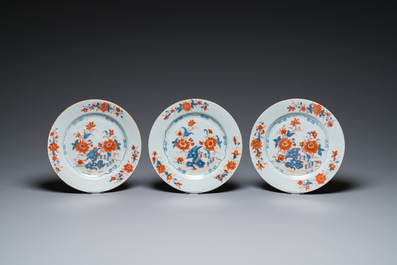 Onze assiettes en porcelaine de Chine famille rose et de style Imari et une th&eacute;i&egrave;re couverte, Kangxi/Qianlong