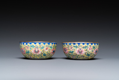 A pair of Chinese yellow-ground Canton enamel bowls, Qianlong/Jiaqing