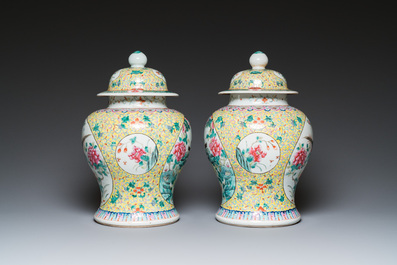 Une paire de vases couverts et une jardini&egrave;re en porcelaine de Chine famille rose, 19/20&egrave;me