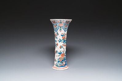 Vase de forme cornet en fa&iuml;ence de Delft en palette cachemire, 1er quart du 18&egrave;me