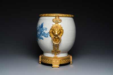 Grand vase en porcelaine de Chine en bleu et blanc &agrave; fond craquel&eacute; &agrave; monture en bronze dor&eacute;, 18/19&egrave;me